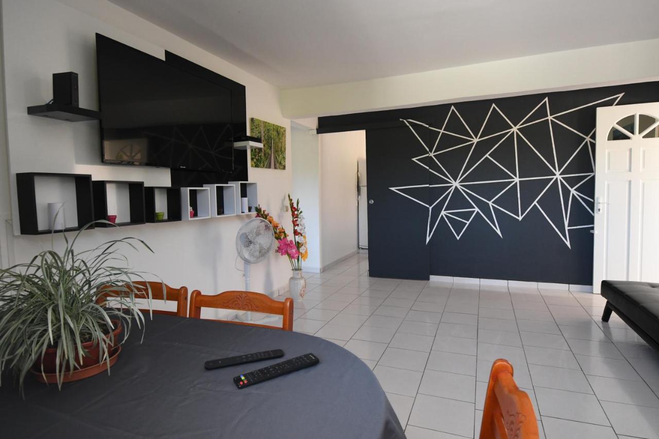 Chez Tatie-Clo Devient Gray Coconut Cake Villa Le Moule Exterior photo